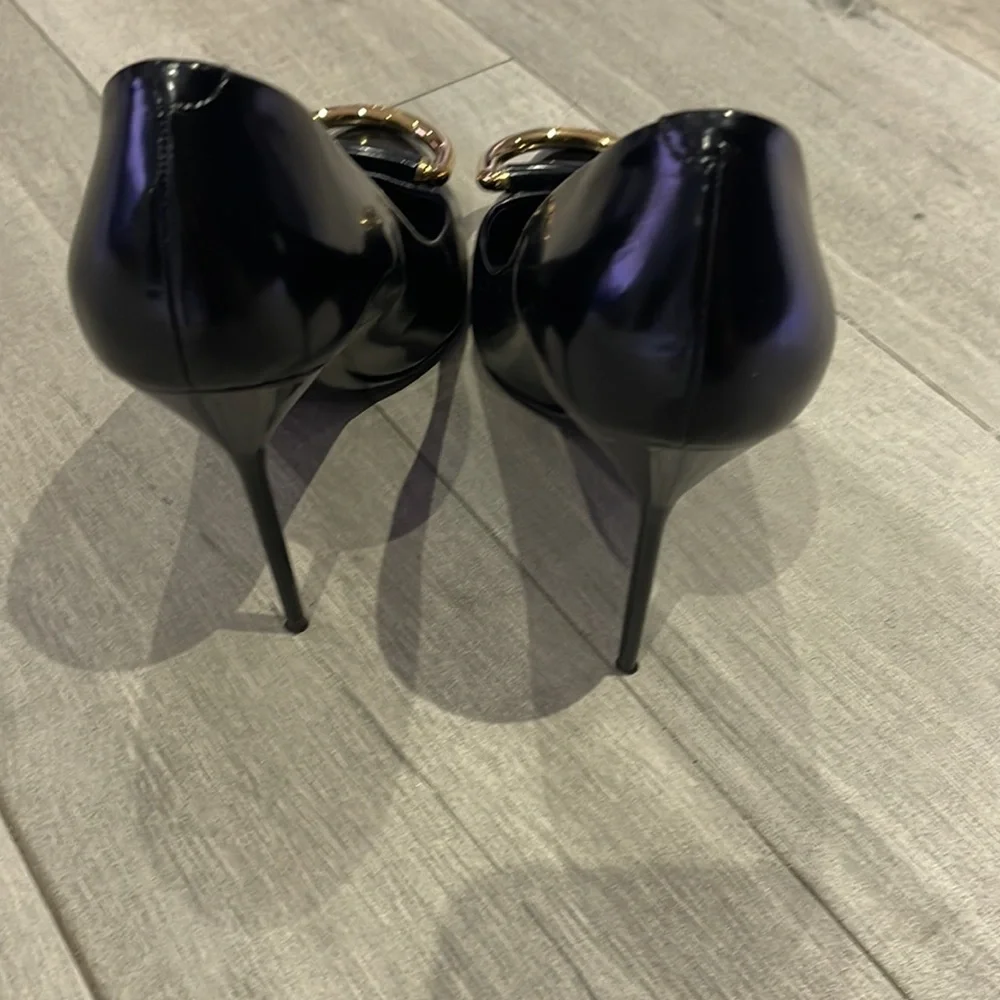 Burberry Flanagan D-Ring Pumps. Made in Italy. Size: US 8 1/2, UK 6, EUR 39 - Picture 11 of 16